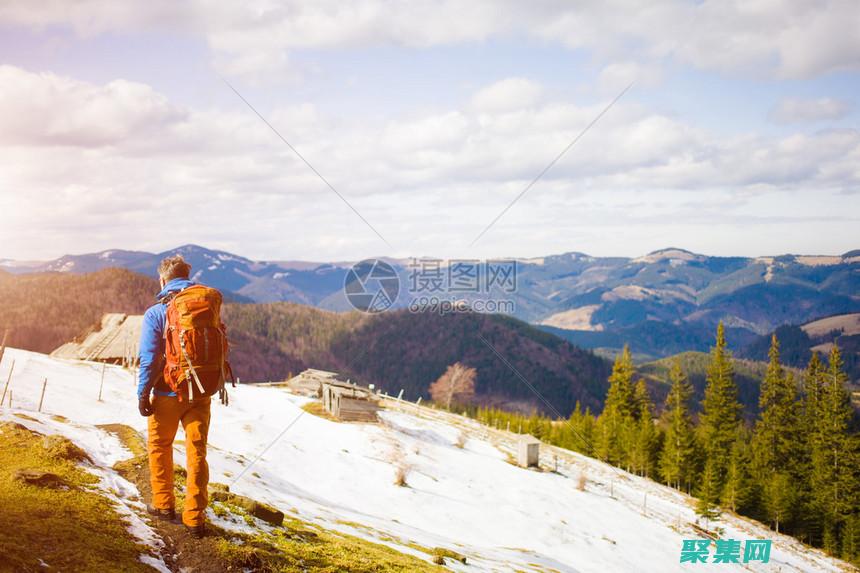 登山者离开帐篷去调查